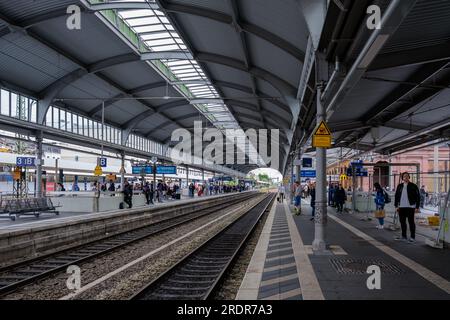 Bonn, Germania - 19 maggio 2023 : veduta della stazione ferroviaria centrale di Bonn Germania Foto Stock