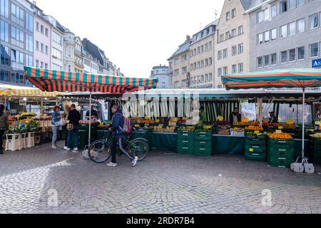 Bonn, Germania - 19 maggio 2023: Veduta di un mercato all'aperto che vende frutta e verdura fresca nella piazza del mercato di Bonn in Germania Foto Stock