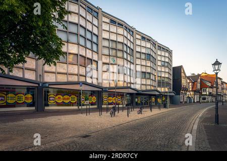 La città medievale di celle con case in legno e facciate nuove e moderne. Foto scattata il 4 giugno 2023 a celle, bassa Sassonia, Germania. Foto Stock