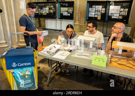 Barcellona, Barcellona, Spagna. 23 luglio 2023. La gente vota nei collegi elettorali di Barcellona durante il 23J, giorno delle elezioni generali per vedere chi occupa la presidenza del governo spagnolo. (Immagine di credito: © Marc Asensio Clupes/ZUMA Press Wire) SOLO USO EDITORIALE! Non per USO commerciale! Crediti: ZUMA Press, Inc./Alamy Live News Foto Stock