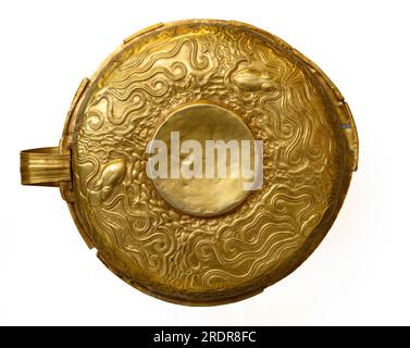Coppa d'oro micenea con decorazione repousse di polpi in un paesaggio marino, 15-14esimo secolo a.C. Dal cimitero miceneo di Midea, Dendra, Grecia. Foto Stock