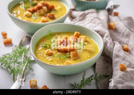 Zuppa di cetriolini acida con aneto e crostini. Minestrone con mix di verdure. Foto Stock