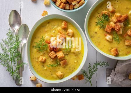 Gustosa zuppa di cetrioli a base di patate e cetriolini. Minestrone con mix di verdure. Foto Stock