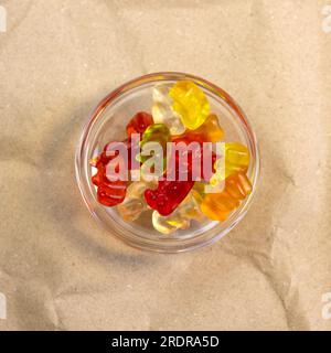 Caramelle di gelatina colorate in spruzzi di zucchero. Sfondo color  arcobaleno dolcioso. Vista dall'alto Foto stock - Alamy