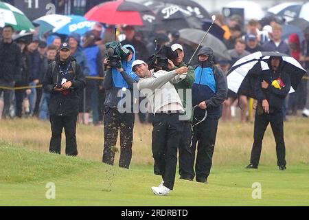 Lo Scottie Scheffler degli Stati Uniti gioca dal 16° fairway durante il quarto giorno dell'Open al Royal Liverpool, Wirral. Data foto: Domenica 23 luglio 2023. Foto Stock