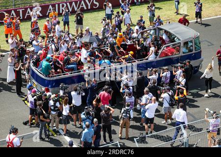 Mogyorod, Hongrie. 23 luglio 2023. I piloti sfilano a bordo di un vecchio autobus durante il Gran Premio d'Ungheria di Formula 1 Qatar Airways 2023, undicesimo round del Campionato Mondiale di Formula 1 2023 dal 21 al 23 luglio 2023 sull'Hungaroring, a Mogyorod, Ungheria - foto Florent Gooden/DPPI Credit: DPPI Media/Alamy Live News Foto Stock