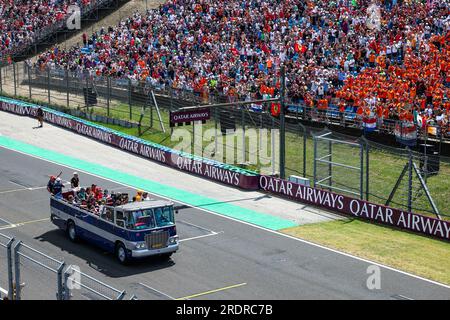 Mogyorod, Hongrie. 23 luglio 2023. I piloti sfilano a bordo di un vecchio autobus durante il Gran Premio d'Ungheria di Formula 1 Qatar Airways 2023, undicesimo round del Campionato Mondiale di Formula 1 2023 dal 21 al 23 luglio 2023 sull'Hungaroring, a Mogyorod, Ungheria - foto Florent Gooden/DPPI Credit: DPPI Media/Alamy Live News Foto Stock