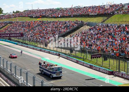 Mogyorod, Hongrie. 23 luglio 2023. I piloti sfilano a bordo di un vecchio autobus durante il Gran Premio d'Ungheria di Formula 1 Qatar Airways 2023, undicesimo round del Campionato Mondiale di Formula 1 2023 dal 21 al 23 luglio 2023 sull'Hungaroring, a Mogyorod, Ungheria - foto Florent Gooden/DPPI Credit: DPPI Media/Alamy Live News Foto Stock