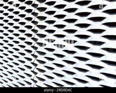 Muro di cemento perforato su edificio scolastico a Loches, Indre-et-Loire (37), Francia. Foto Stock