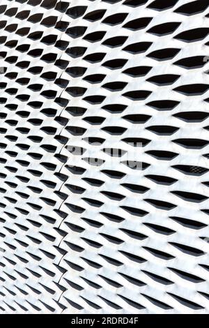 Muro di cemento perforato su edificio scolastico a Loches, Indre-et-Loire (37), Francia. Foto Stock