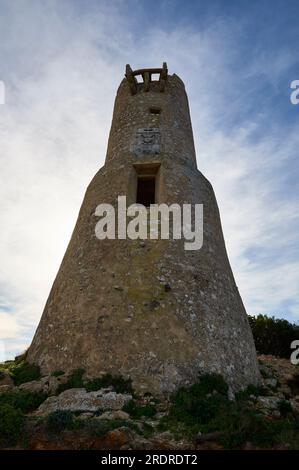 Torre del Gerro, antica torre di guardia del XVI secolo vicino a Denia nel parco naturale di Montgó (Marina alta, Alicante, Comunità Valenciana, Mar Mediterraneo, Spagna) Foto Stock