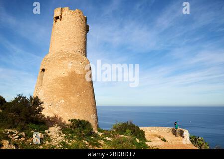 Torre del Gerro, antica torre di guardia del XVI secolo vicino a Denia nel parco naturale di Montgó (Marina alta, Alicante, Comunità Valenciana, Mar Mediterraneo, Spagna) Foto Stock
