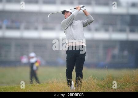 Lo Scottie Scheffler degli Stati Uniti gioca dal diciottesimo fairway durante il quarto giorno dell'Open al Royal Liverpool, Wirral. Data foto: Domenica 23 luglio 2023. Foto Stock