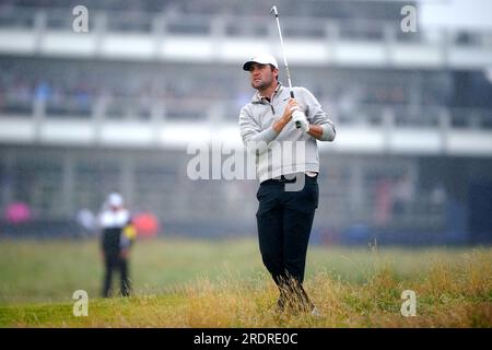 Lo Scottie Scheffler degli Stati Uniti gioca dal diciottesimo fairway durante il quarto giorno dell'Open al Royal Liverpool, Wirral. Data foto: Domenica 23 luglio 2023. Foto Stock