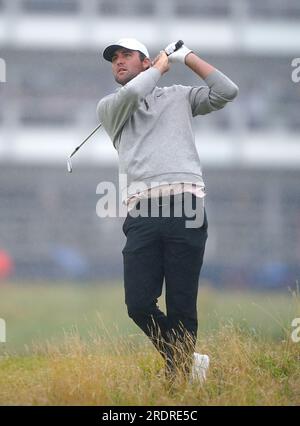 Lo Scottie Scheffler degli Stati Uniti gioca dal diciottesimo fairway durante il quarto giorno dell'Open al Royal Liverpool, Wirral. Data foto: Domenica 23 luglio 2023. Foto Stock