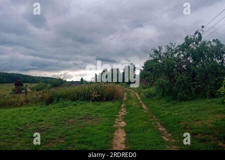 strada sterrata attraverso il villaggio, in estate Foto Stock