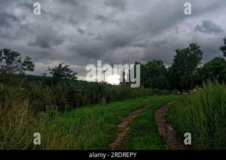 strada sterrata attraverso il villaggio, in estate Foto Stock