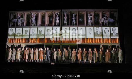 Sul palco coro dei fisici del progetto Manhattan con le loro fotografie insieme a quelle dei nativi americani Indiani in DOCTOR ATOMIC alla English National Opera (ENO), London Coliseum WC2 25/02/2009 una co-produzione con il Metropolitan Opera, New York musica: John Adams libretto: Peter Sellars direttore: Lawrence Renes scenografia: Costumi di Julian Crouch: Catherine Zuber illuminazione: Brian MacDevitt regista: Penny Woolcock Foto Stock