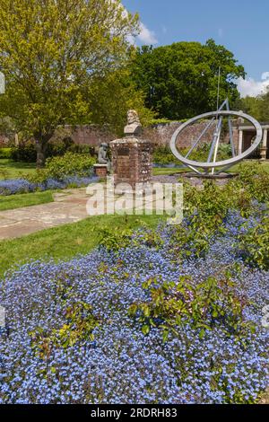 Inghilterra, Sussex, East Sussex, Eastbourne, Herstmonceux Castle, I giardini, la statua di John Flamsteed, il primo astronomo reale e la meridiana gigante Foto Stock