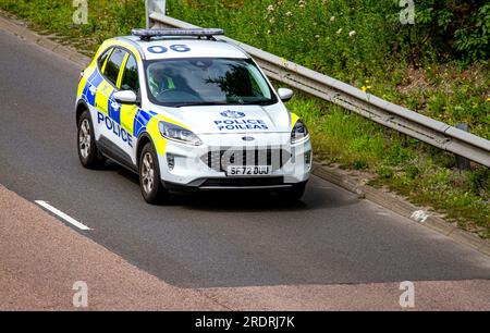 Dundee, Tayside, Scozia, Regno Unito. 23 luglio 2023. Meteo Regno Unito: Con i massimi di circa 20 °C, Dundee sta avendo un mix di sole brillante e clima ventoso. La domenica mattina, gli agenti della polizia di Scozia stanno svolgendo le loro responsabilità nel fine settimana mentre guidano lungo la Kingsway West Dual Carriageway di Dundee. Dundee ha il più alto tasso di criminalità della Scozia, superando Glasgow. Crediti: Dundee Photographics/Alamy Live News Foto Stock