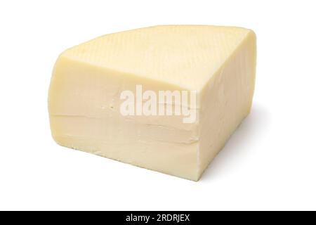 Pezzo artigianale di formaggio bel Paese semimorbido isolato su fondo bianco da vicino Foto Stock