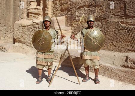 Uomini giordani vestiti da guardie Nabatee all'ingresso del Siq, Petra, Giordania Foto Stock