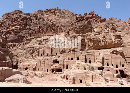 Petra - strada delle facciate - tombe monumentali nabatee su una scogliera meridionale che si affaccia oltre il Tesoro includono alcuni alti funzionari della città o principi Foto Stock