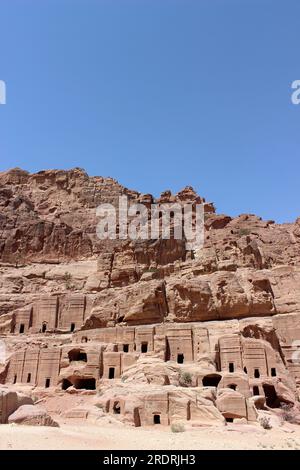 Petra - strada delle facciate - tombe monumentali nabatee su una scogliera meridionale che si affaccia oltre il Tesoro includono alcuni alti funzionari della città o principi Foto Stock