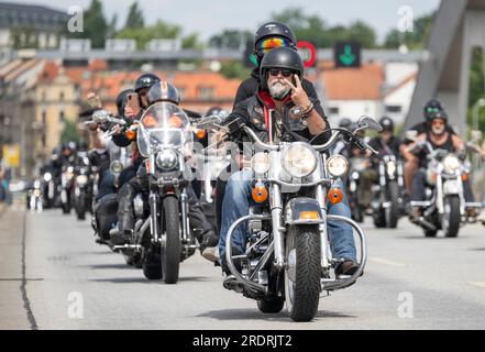 Dresda, Germania. 23 luglio 2023. I partecipanti al festival sono sulla Harley Davidson alla grande corsa. Alla fine dell'Harley Days Dresden 2023, secondo l'organizzatore, fino a 800 macchine sono in viaggio in una parata biker attraverso Dresda. Crediti: Matthias Rietschel/dpa/ZB/dpa/Alamy Live News Foto Stock