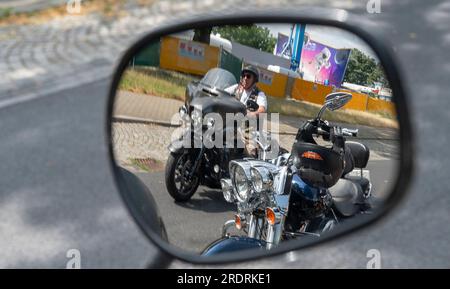 Dresda, Germania. 23 luglio 2023. I partecipanti al festival arrivano a bordo di una Harley Davidson per la grande corsa. Alla fine Harley Days Dresden 2023, secondo l'organizzatore, fino a 800 macchine sono in viaggio in una parata biker attraverso Dresda. Crediti: Matthias Rietschel/dpa/ZB/dpa/Alamy Live News Foto Stock