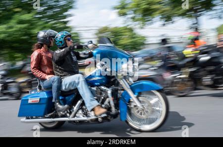 Dresda, Germania. 23 luglio 2023. I partecipanti al festival arrivano a bordo di una Harley Davidson per la grande corsa. Alla fine Harley Days Dresden 2023, secondo l'organizzatore, fino a 800 macchine sono in viaggio in una parata biker attraverso Dresda. Crediti: Matthias Rietschel/dpa/ZB/dpa/Alamy Live News Foto Stock