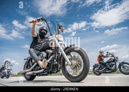 Dresda, Germania. 23 luglio 2023. I partecipanti al festival sono sulla Harley Davidson alla grande corsa. Alla fine dell'Harley Days Dresden 2023, secondo l'organizzatore, fino a 800 macchine sono in viaggio in una parata biker attraverso Dresda. Crediti: Matthias Rietschel/dpa/ZB/dpa/Alamy Live News Foto Stock