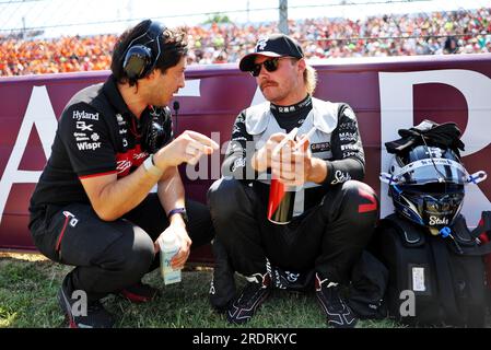 Budapest, Ungheria. 23 luglio 2023. Valtteri Bottas (fin) Alfa Romeo F1 Team (a destra) con Alexander Chan, Alfa Romeo F1 Team Race Engineer in griglia. 23.07.2023. Campionato del mondo di formula 1, Rd 12, Gran Premio d'Ungheria, Budapest, Ungheria, Giorno della corsa. Il credito fotografico dovrebbe essere: XPB/Press Association Images. Credito: XPB Images Ltd/Alamy Live News Foto Stock