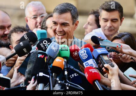 Madrid, Spagna. 23 luglio 2023. Pedro Sanchez, primo ministro spagnolo e candidato del Partito socialista dei lavoratori, fa una dichiarazione dopo aver espresso il suo voto alle elezioni generali spagnole. Gli elettori spagnoli andranno ai sondaggi il 23 luglio 2023. Le elezioni potrebbero rendere il paese l'ultimo membro dell'Unione europea a vedere uno spostamento a destra dopo cinque anni sotto un governo di sinistra. Crediti: Cesar Luis de Luca/dpa/Alamy Live News Foto Stock