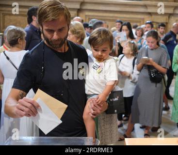 Madrid, Spagna. 23 luglio 2023. Un uomo pronuncia il suo voto in un collegio elettorale a Madrid, in Spagna, il 23 luglio 2023. Gli elettori sono andati ai sondaggi in Spagna domenica per le elezioni generali, e 37,4 milioni di spagnoli hanno il diritto di voto. Le elezioni anticipate furono indette dal primo ministro Pedro Sanchez a seguito della deludente manifestazione del Partito Socialista Operaio spagnolo (PSOE) nelle elezioni locali e regionali tenutesi alla fine di maggio. Crediti: Meng Dingbo/Xinhua/Alamy Live News Foto Stock