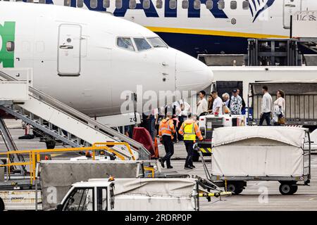 EINDHOVEN - i viaggiatori all'aeroporto di Eindhoven salgono a bordo di un aereo da Transavia a Rodi. Transavia continuerà a volare verso l'isola greca per il momento. La compagnia aerea, tuttavia, si tiene in contatto con le autorità per monitorare la sicurezza. Gli incendi infuriano nel sud di Rodi. ANP ROB ENGELAAR netherlands Out - belgium Out Foto Stock