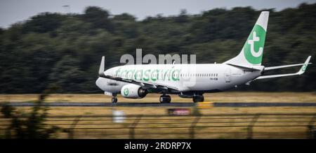 EINDHOVEN - il volo HV-5397 di Transavia parte dall'aeroporto di Eindhoven a Rodi. Transavia continuerà a volare verso l'isola greca per il momento. La compagnia aerea, tuttavia, si tiene in contatto con le autorità per monitorare la sicurezza. Gli incendi infuriano nel sud di Rodi. ANP ROB ENGELAAR netherlands Out - belgium Out Foto Stock