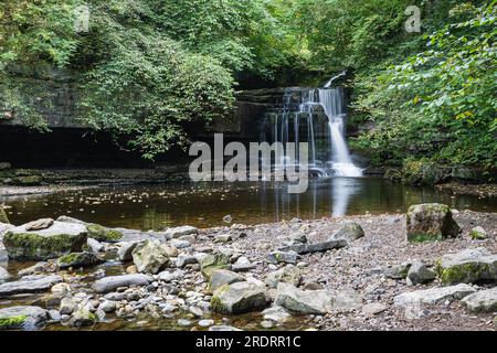 West Burton Waterfall, nota anche come Cauldron Falls, Yorkshire, Regno Unito Foto Stock
