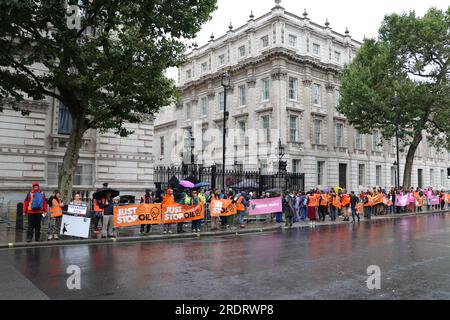 BASTA FERMARE LA PROTESTA DI PETROLIO E ANIMALI A DOWNING STREET A LONDRA IL 22 LUGLIO 2023 Foto Stock