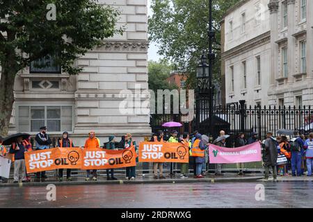 BASTA FERMARE LA PROTESTA DI PETROLIO E ANIMALI A DOWNING STREET A LONDRA IL 22 LUGLIO 2023 Foto Stock