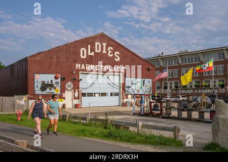 Newburyport, Massachusetts, US-13 luglio 2023: Scena di strada nel centro cittadino con edifici in mattoni del XIX secolo, negozi alla moda e ristoranti all'aperto. Foto Stock