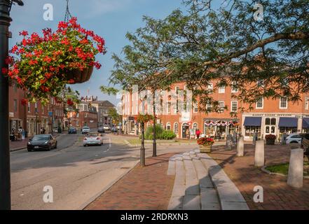 Newburyport, Massachusetts, US-13 luglio 2023: Scena di strada nel centro cittadino con edifici in mattoni del XIX secolo, negozi alla moda e ristoranti all'aperto. Foto Stock