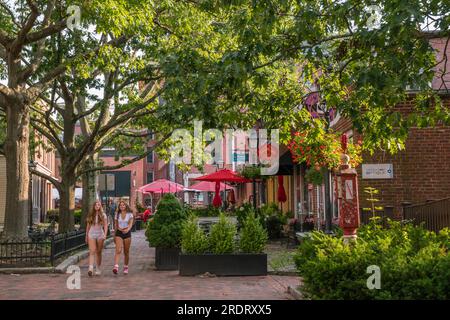 Newburyport, Massachusetts, US-13 luglio 2023: Scena di strada nel centro cittadino con edifici in mattoni del XIX secolo, negozi alla moda e ristoranti all'aperto. Foto Stock