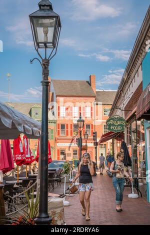 Newburyport, Massachusetts, US-13 luglio 2023: Scena di strada nel centro cittadino con edifici in mattoni del XIX secolo, negozi alla moda e ristoranti all'aperto. Foto Stock