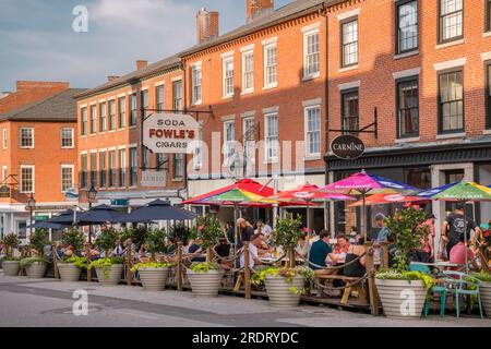 Newburyport, Massachusetts, US-13 luglio 2023: Scena di strada nel centro cittadino con edifici in mattoni del XIX secolo, negozi alla moda e ristoranti all'aperto. Foto Stock