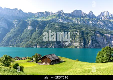 Vista dello chalet e del lago, Walensee (Lago Walen), Canton di St Gallen, Svizzera Foto Stock