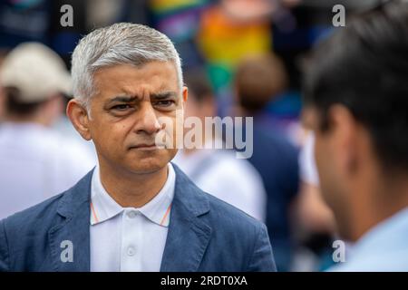 Sadiq Khan sostiene il London Pride. Sadiq Khan è l'attuale sindaco. Fornisce la leadership a livello di città e crea politiche per migliorare Londra per tutti. Foto Stock