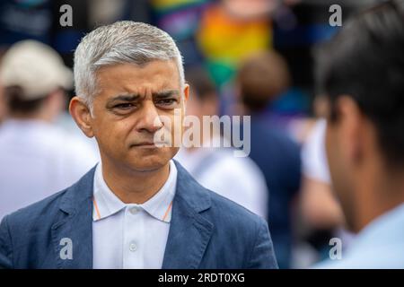 Sadiq Khan sostiene il London Pride. Sadiq Khan è l'attuale sindaco. Fornisce la leadership a livello di città e crea politiche per migliorare Londra per tutti. Foto Stock