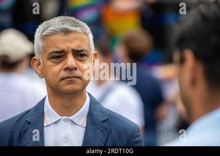 Sadiq Khan sostiene il London Pride. Sadiq Khan è l'attuale sindaco. Fornisce la leadership a livello di città e crea politiche per migliorare Londra per tutti. Foto Stock