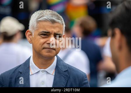 Sadiq Khan sostiene il London Pride. Sadiq Khan è l'attuale sindaco. Fornisce la leadership a livello di città e crea politiche per migliorare Londra per tutti. Foto Stock